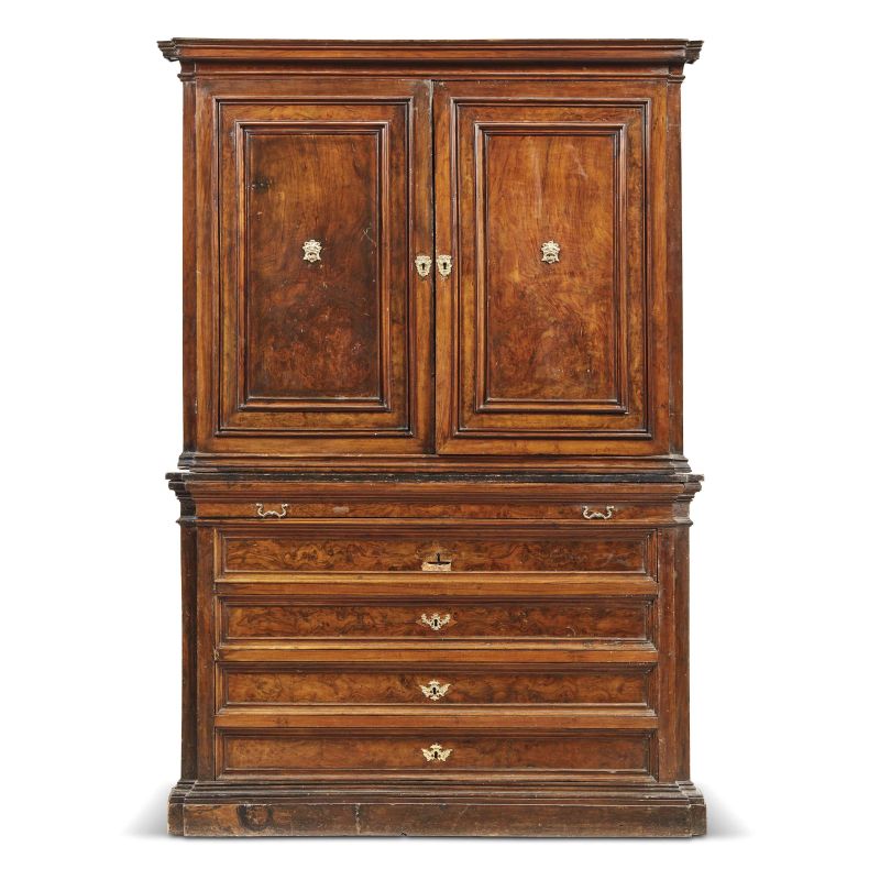 A LARGE CENTRAL ITALY COMMODE WITH HIGH TOP, FIRST HALF 18TH CENTURY  - Auction ONLINE AUCTION | ARREDARE CON STILE. MOBILI E OGGETTI D'ARTE - Pandolfini Casa d'Aste