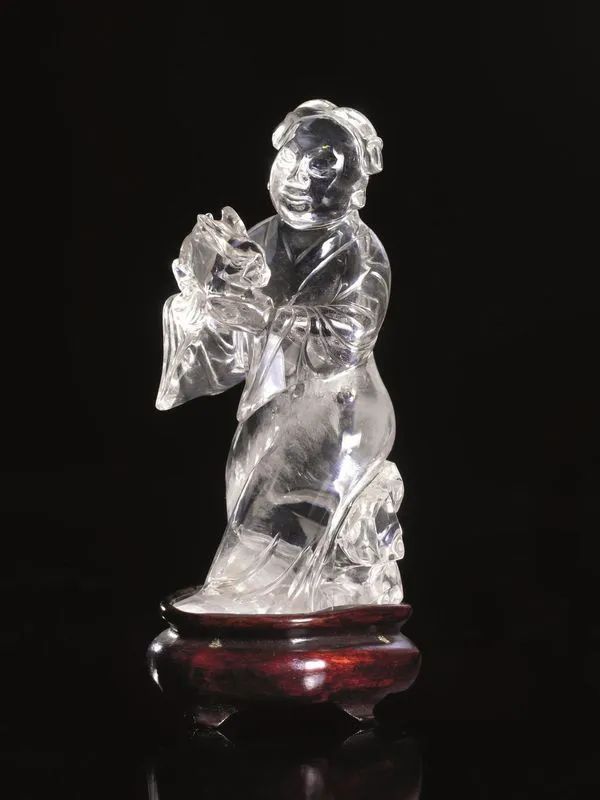 Intaglio, Cina, fine dinastia Qing, in cristallo di rocca, raffigurante saggio con coniglio, alt. cm 14.5, su base in legno  - Asta Arte Orientale - Pandolfini Casa d'Aste