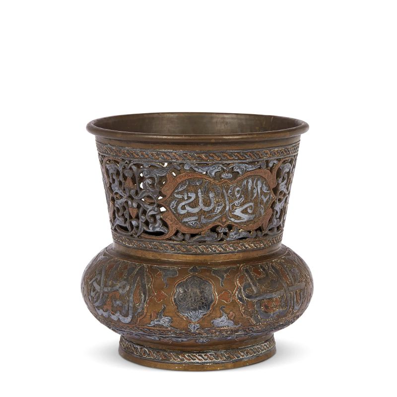 



CARVED BRONZE VASE WITH ARABIC INSCRIPTIONS, PERSIA, 19TH CENTURY  - Auction Asian Art | 东方艺术 - Pandolfini Casa d'Aste