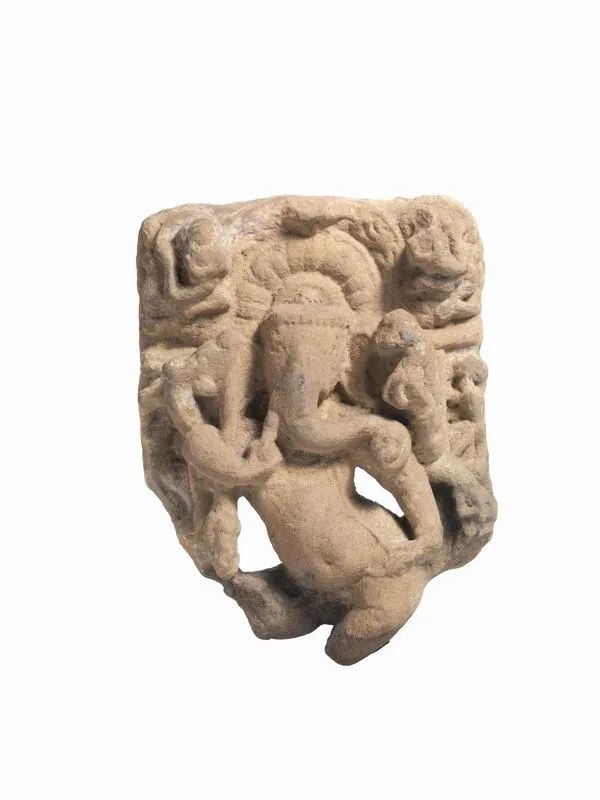 FRAMMENTO IN PIETRA ARENARIA, INDIA, SECC. XV-XVI  - Auction Asian Art - Pandolfini Casa d'Aste