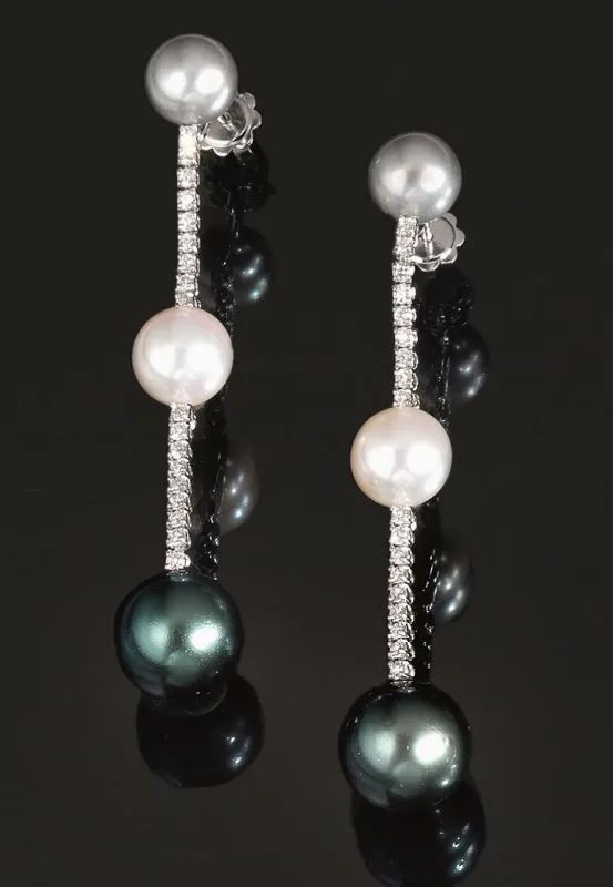 Paio di orecchini pendenti in oro bianco, perle e diamanti  - Asta Importanti Gioielli e Orologi - I - Pandolfini Casa d'Aste