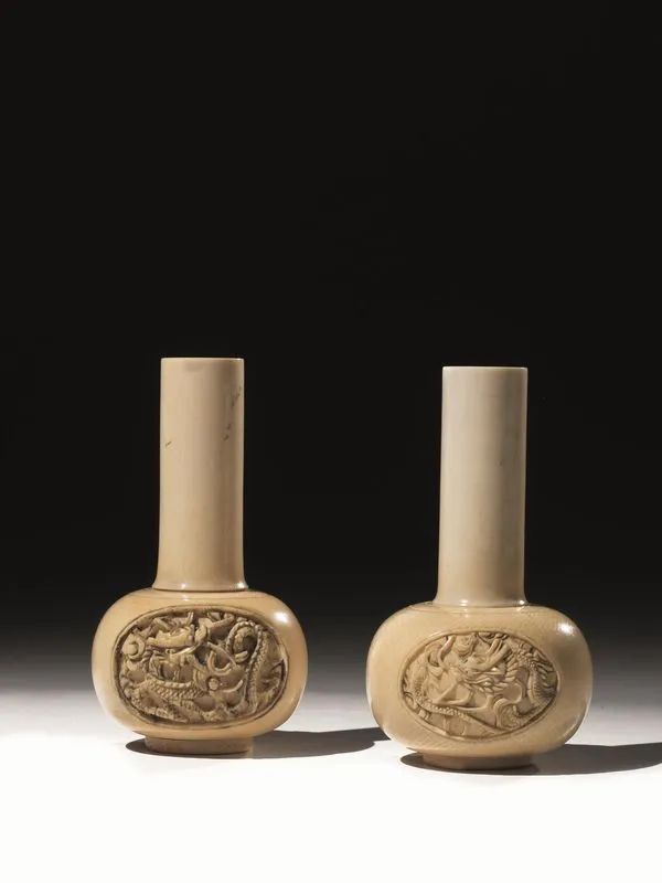 Coppia di vasetti a bottiglia, Cina inizi sec. XX, in avorio, il corpo&nbsp;&nbsp;&nbsp;&nbsp;  - Auction Asian Art - Pandolfini Casa d'Aste