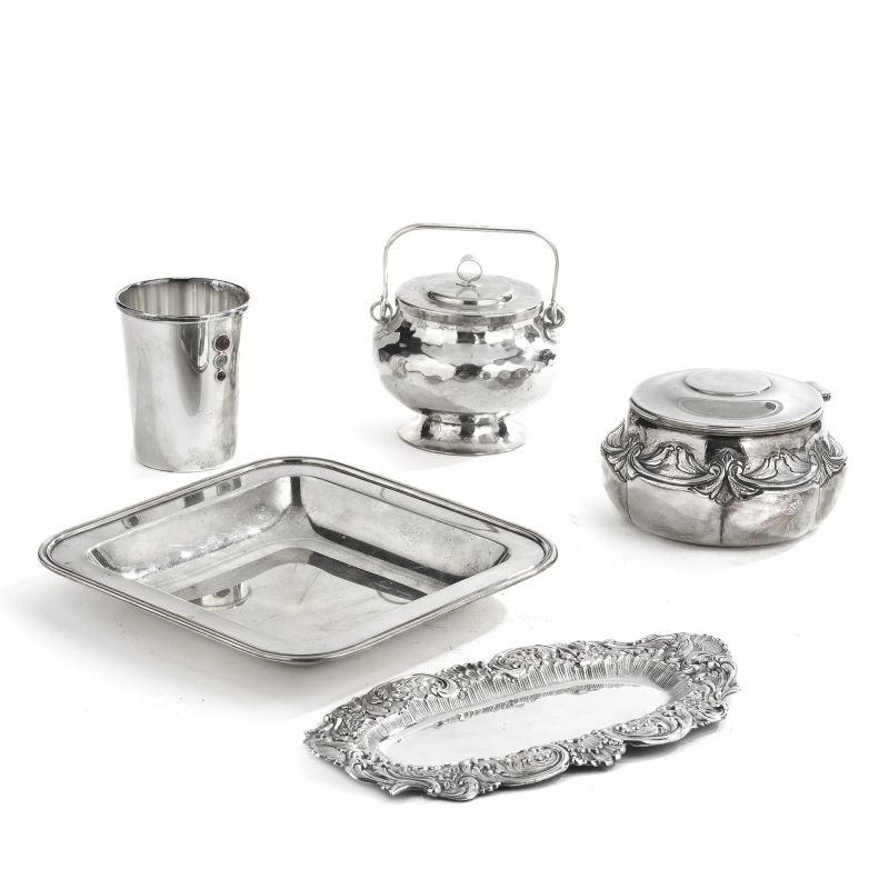      DUE VASSOIETTI, UN BICCHIERE, UN PORTA BON BON E UN COFANETTO PORTA GIOIE, SECOLO XX   - Auction Italian and European Silver - Pandolfini Casa d'Aste