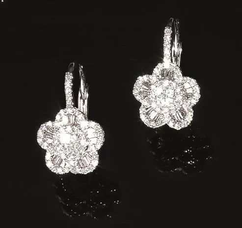 Paio di orecchini in oro bianco e diamanti  - Auction Important Jewels and Watches - I - Pandolfini Casa d'Aste