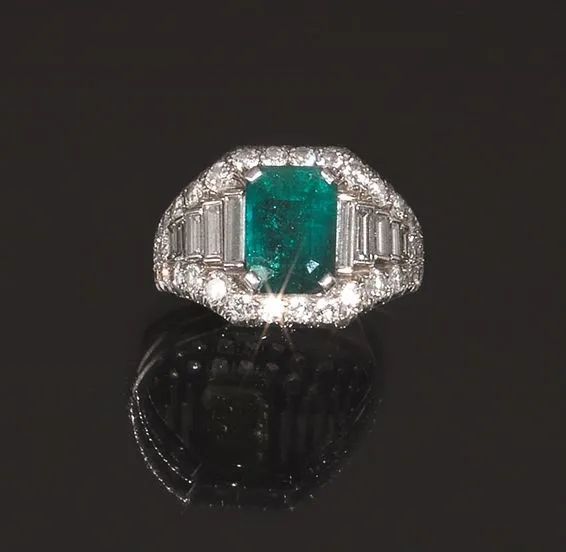 Anello 'Trombino', Bulgari, in platino, smeraldo e diamanti  - Auction Important Jewels and Watches - I - Pandolfini Casa d'Aste