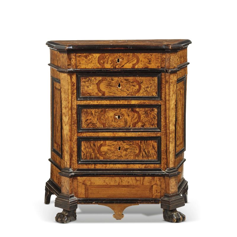 A SMALL ROMAN COMMODE, EARLY 18TH CENTURY  - Auction FURNITURE, MAJOLICA AND WORKS OF ART - Pandolfini Casa d'Aste