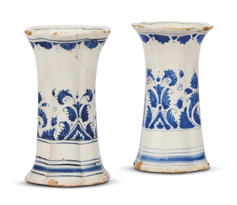 A PAIR OF SMALL GINORI VASES, DOCCIA, CIRCA 1760  - Auction ONLINE AUCTION | CERAMICA. MAIOLICHE E PORCELLANE DAL XVI AL XIX SECOLO - Pandolfini Casa d'Aste