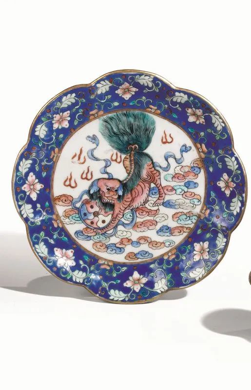  Alzata, Cina periodo Daoguang (1820-1850),  di forma lobata, decorata al centro da figura di Qilin, e ai bordi da ghirlanda di fiori, diam. cm 19  - Auction Oriental Art - Pandolfini Casa d'Aste