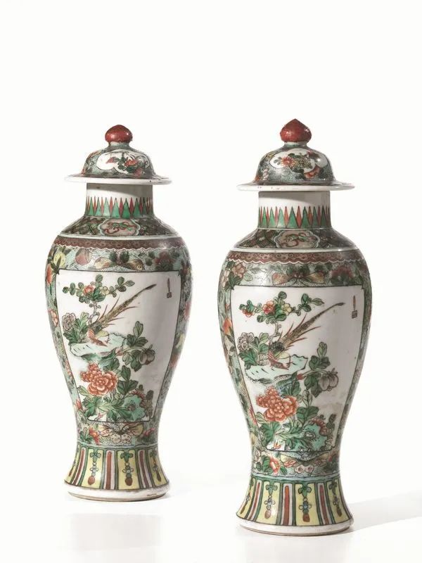 Due vasi con coperchio, Cina sec. XX, in porcellana famiglia verde, decorata a fiori e farfalle, alt. cm 29  - Auction Asian Art - Pandolfini Casa d'Aste