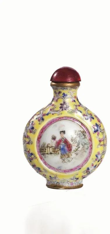 Snuff bottle, Cina fine dinastia Qing, in porcellana famiglia rosa, e fondo giallo e decorata da riserve con figure e tralci fioriti, alt. cm 8,5  - Asta Arte Orientale - Pandolfini Casa d'Aste