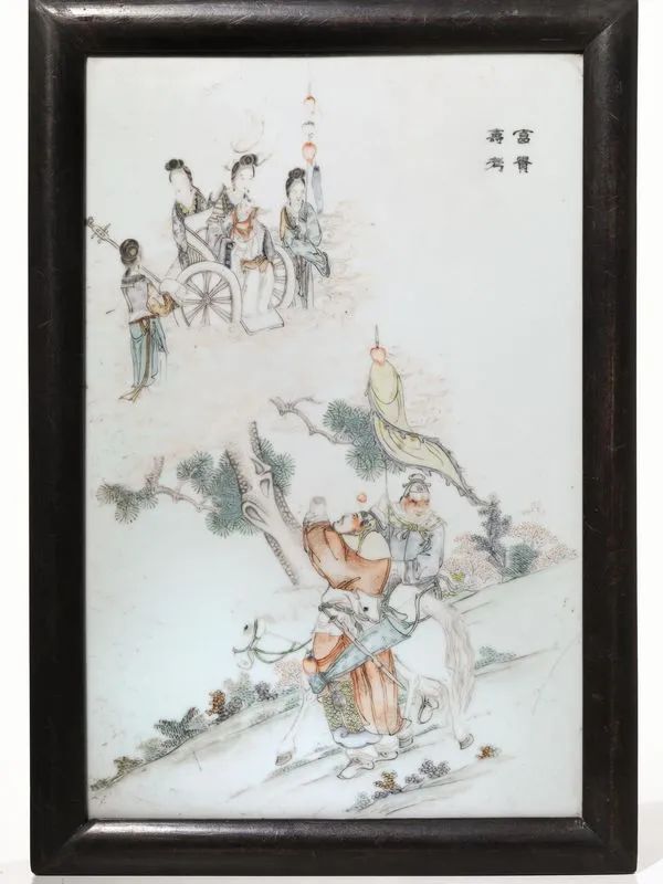 Placca Cina sec. XX, in porcellana, dipinta con un guerriero e figure femminili in un paesaggio, cm 38x25, con cornice in legno  - Auction Asian Art - Pandolfini Casa d'Aste