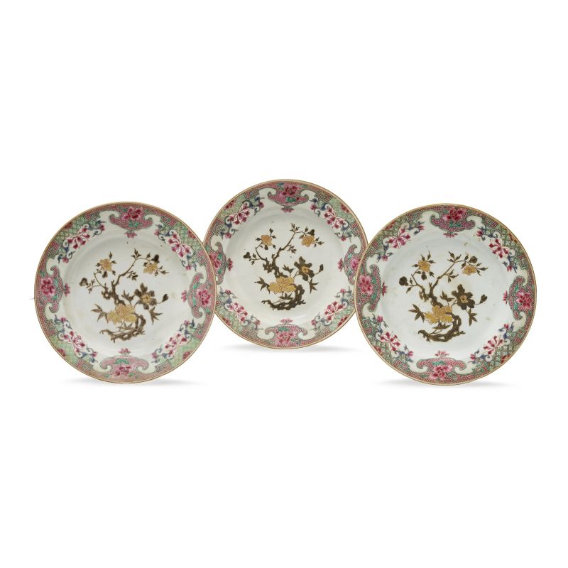 



A SET OF THREE FAMILLE ROSE PORCELAIN PLATES, CHINA, QING DYNASTY, 18TH CENTURY  - Auction Asian Art | 东方艺术 - Pandolfini Casa d'Aste