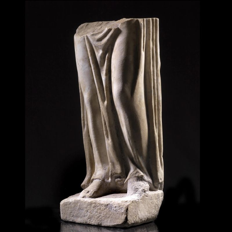 Parte di statua femminile panneggiata  - Auction ANTIQUITIES - Pandolfini Casa d'Aste