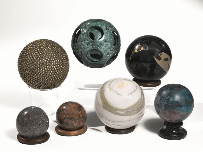 Sette sfere soprammobile, di cui cinque in marmi vari, una in giada e una&nbsp;  - Asta Mobili, Arredi e Oggetti d'Arte - Pandolfini Casa d'Aste