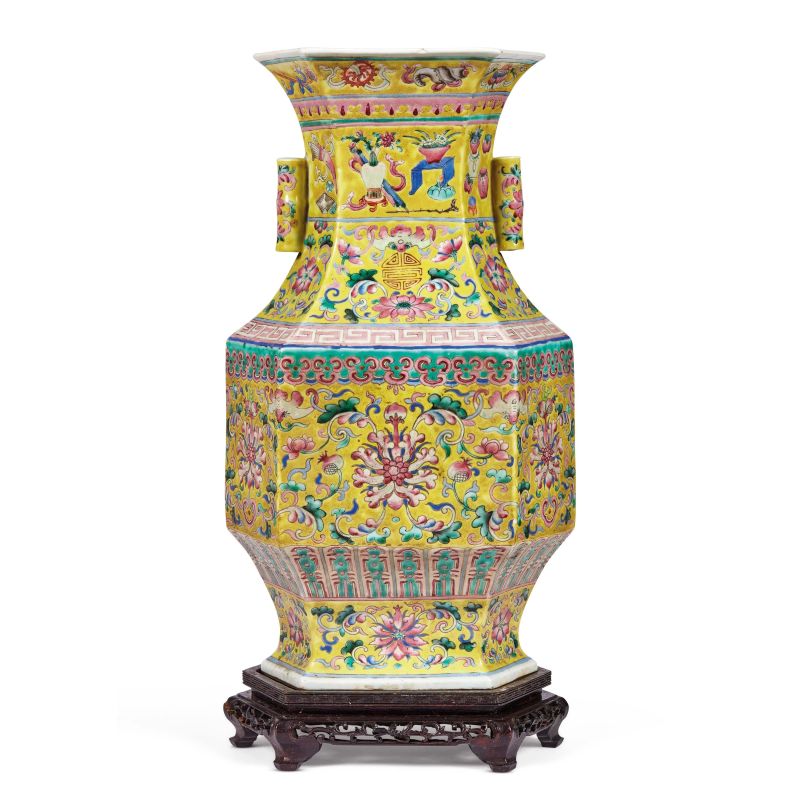 



A FAMILLE-ROSE HEXAGONAL VASE, CHINA, LATE QING DYNASTY, 19TH/20TH CENTURY  - Auction Asian Art | 东方艺术 - Pandolfini Casa d'Aste