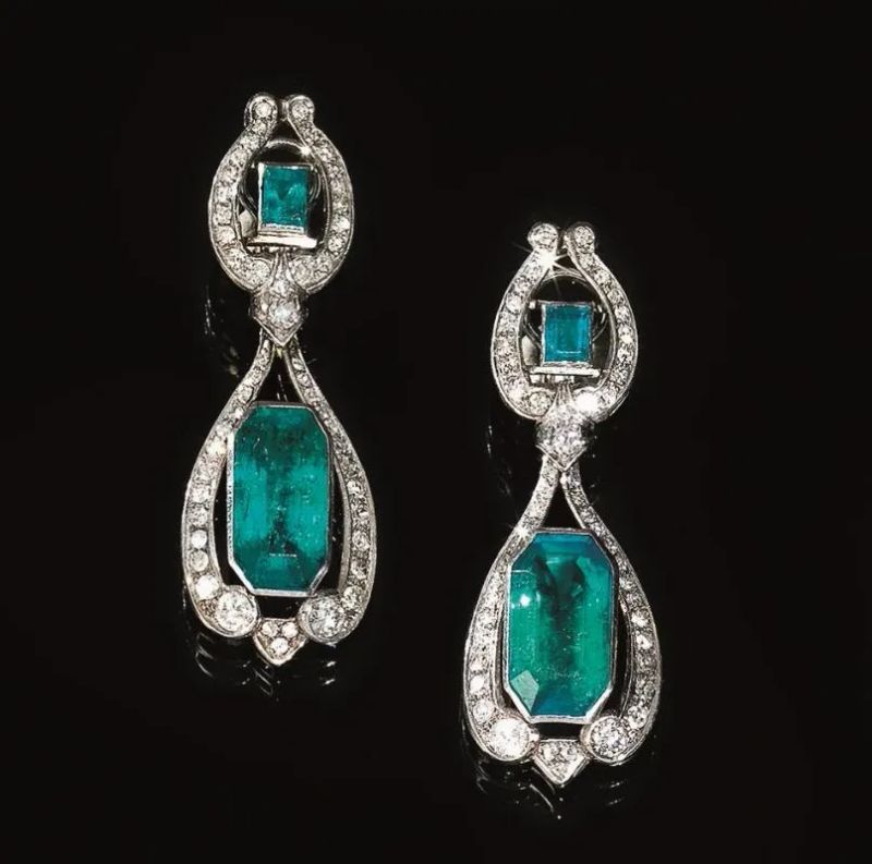 Paio di orecchini pendenti in oro bianco, smeraldi e diamanti  - Auction Silver, jewels, watches and coins - Pandolfini Casa d'Aste