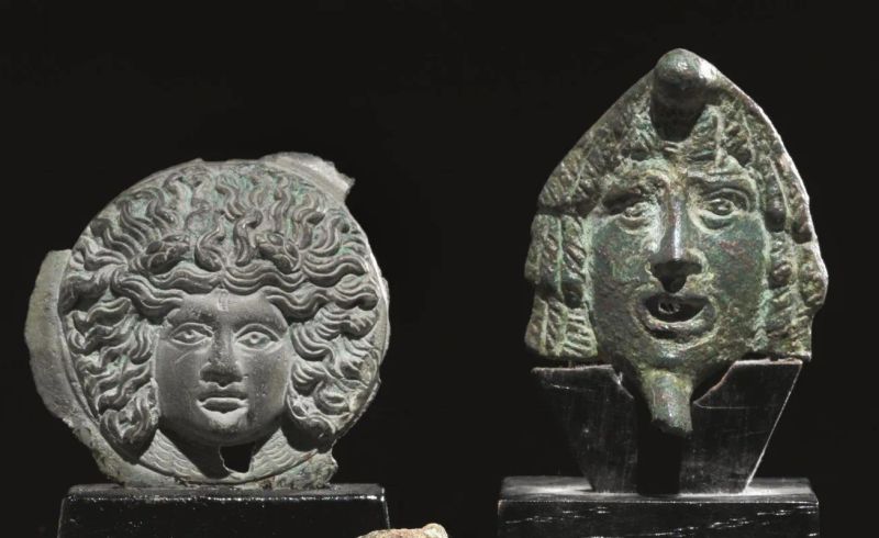 Medaglione e maschera teatrale  - Auction Antiquities - Pandolfini Casa d'Aste