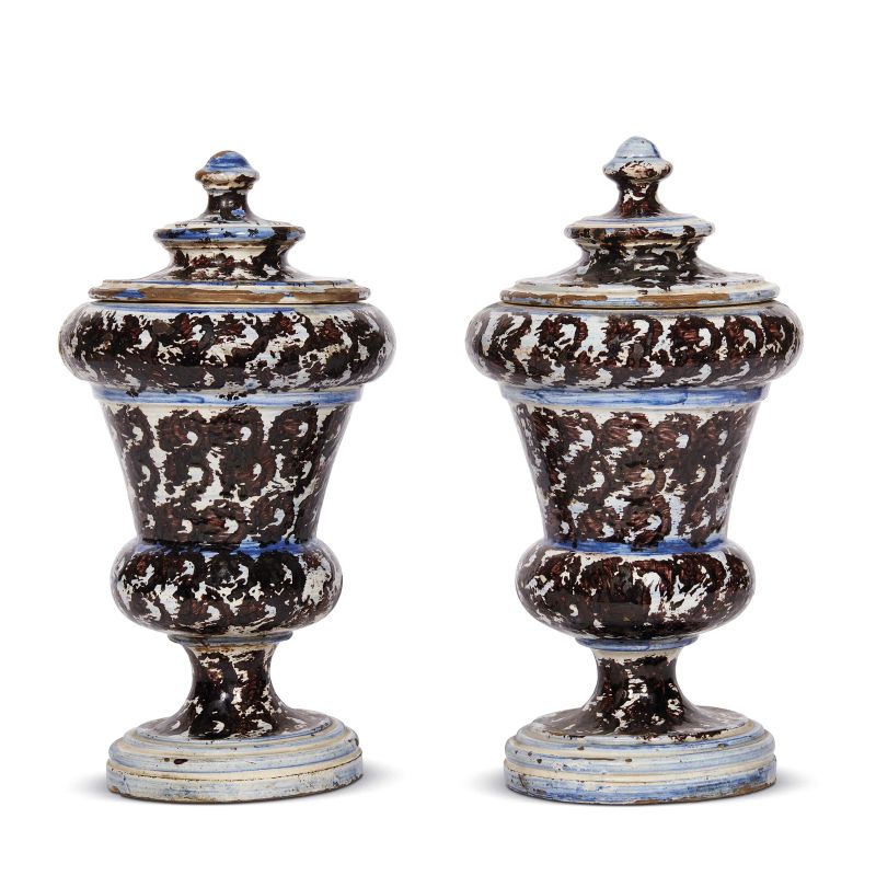 A PAIR OF CENTRAL ITALY VASES WITH LID, EARLY 18TH CENTURY  - Auction FURNITURE, OBJECTS OF ART AND SCULPTURES FROM PRIVATE COLLECTIONS - Pandolfini Casa d'Aste