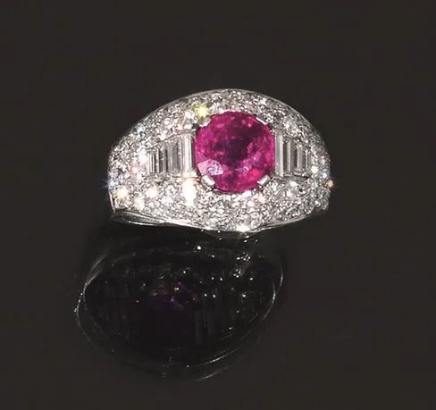 Anello 'Trombino', Bulgari, in platino, rubino e diamanti  - Auction Important Jewels and Watches - I - Pandolfini Casa d'Aste