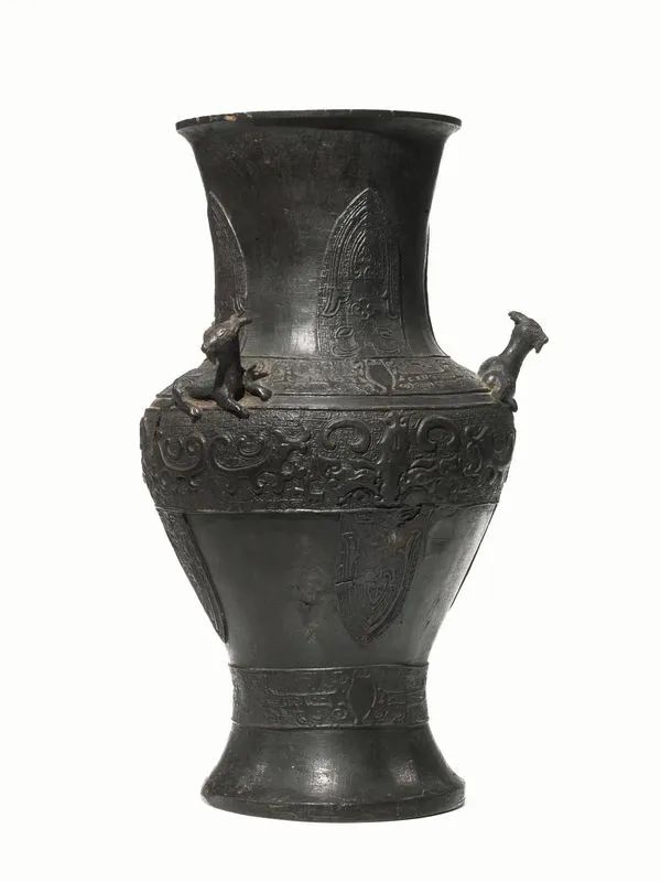  Vaso Cina, dinastia Ming (1368-1644),  in bronzo, decorato a motivi arcaici e sormontato da figure di caproni a tutto tondo, alt. cm 40,5  gravi danni   - Asta Arte Orientale - Pandolfini Casa d'Aste