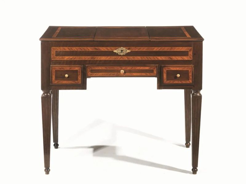 Toilette, Toscana, fine sec. XVIII, in noce filettato, piano rettangolare con specchio centrale da alzarsi e due vani laterali, tre cassetti nella fascia, gambe troncopiramidali scannellate, cm 88x55x79  - Auction European Furniture - Pandolfini Casa d'Aste