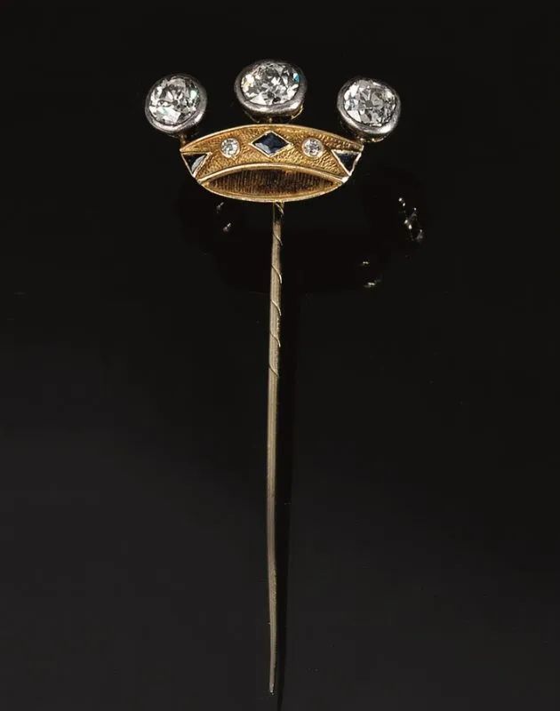 Spilla fermacravatta in oro giallo, metallo, zaffiri e diamanti  - Auction Important Jewels and Watches - I - Pandolfini Casa d'Aste