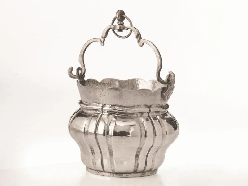 Secchiello per acqua santa, fine sec. XIX, in argento sbalzato a costolonature, alt. cm 12, g 590  - Auction Silver and Coins - II - Pandolfini Casa d'Aste