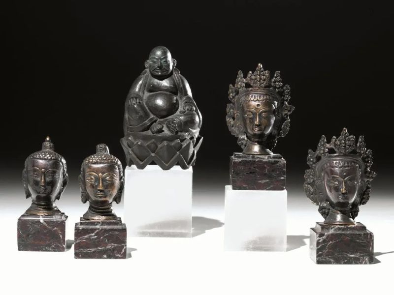 Cinque piccoli bronzi; Sud-est asiatico, sec. XIX, raffiguranti teste di Buddha, il pi&ugrave; alto alt. cm 10, poggianti su basi in marmo  - Asta Arte Orientale - Pandolfini Casa d'Aste