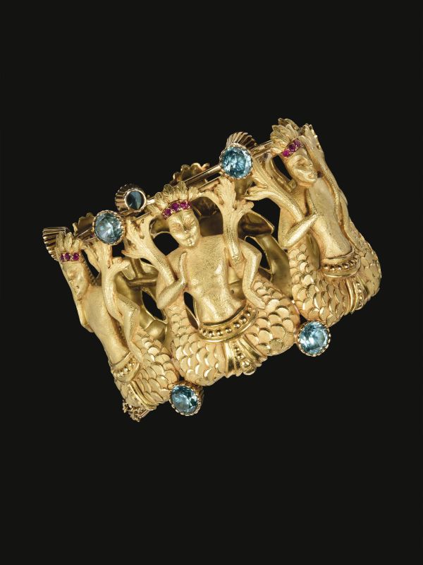 BRACCIALE IN ORO GIALLO RUBINI E QUARZI AZZURRI  - Auction FINE JEWELS - Pandolfini Casa d'Aste