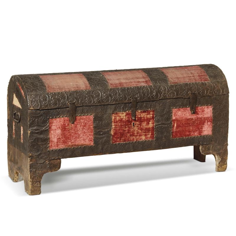 



A NORTHERN ITALY TRUNK, 17TH CENTURY  - Auction FURNITURE, WORKS OF ART AND MAJOLICA - Pandolfini Casa d'Aste