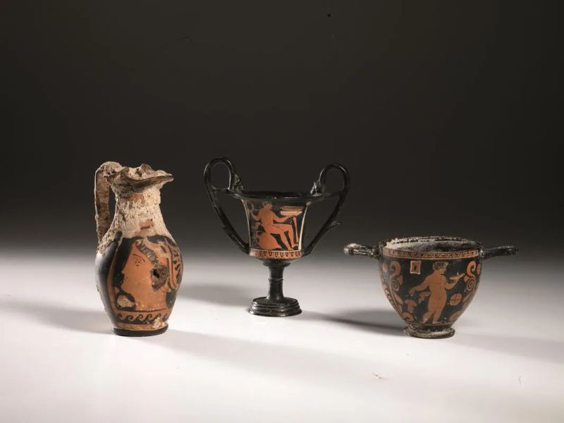 OINOCHOE, KANTHAROS E SKYPHOS APULI A FIGURE ROSSE  - Auction Antiquities - Pandolfini Casa d'Aste
