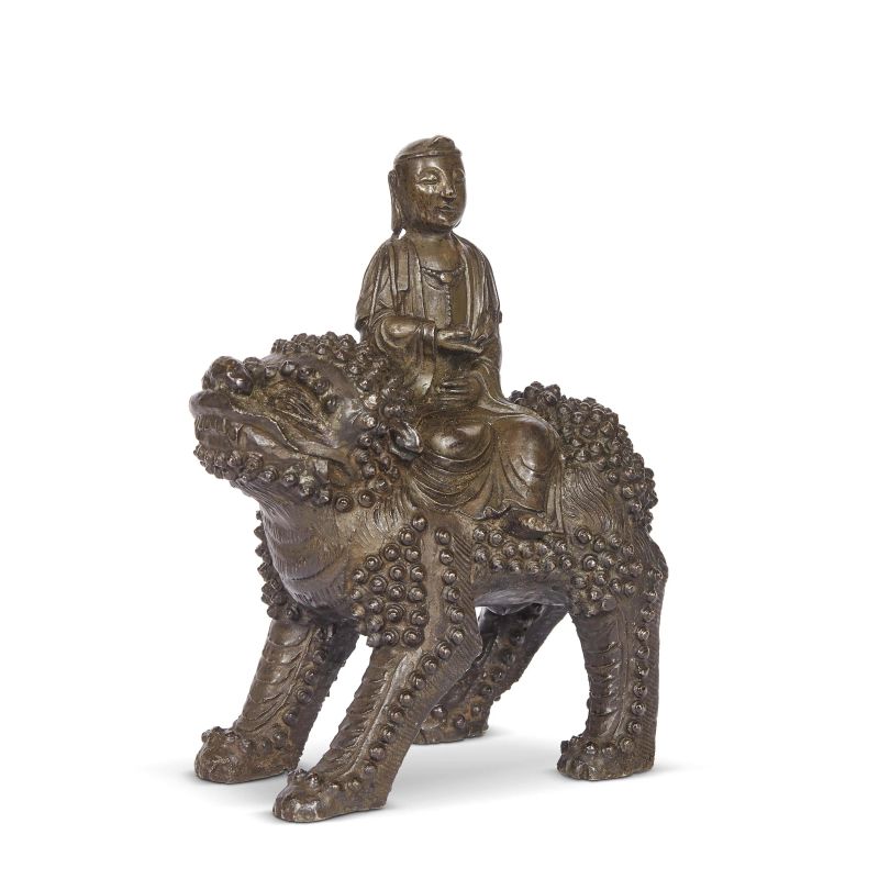 SCULTURA, CINA, DINASTIA MING, SEC. XVI-XVII&nbsp;&nbsp;&nbsp;&nbsp;&nbsp;&nbsp;&nbsp;&nbsp;&nbsp;&nbsp;&nbsp;&nbsp;&nbsp;&nbsp;&nbsp;&nbsp;&nbsp;&nbsp;&nbsp;&nbsp;&nbsp;&nbsp;&nbsp;&nbsp;&nbsp;&nbsp;&nbsp;&nbsp;&nbsp;&nbsp;&nbsp;&nbsp;&nbsp;&nbsp;&nbsp;&nbsp;&nbsp;&nbsp;&nbsp;&nbsp;&nbsp;&nbsp;&nbsp;&nbsp;&nbsp;&nbsp;&nbsp;&nbsp;&nbsp;&nbsp;&nbsp;&nbsp;&nbsp;&nbsp;&nbsp;&nbsp;&nbsp;&nbsp;&nbsp;&nbsp;&nbsp;&nbsp;&nbsp;&nbsp;&nbsp;&nbsp;&nbsp;&nbsp;&nbsp;&nbsp;&nbsp;&nbsp;&nbsp;&nbsp;&nbsp;&nbsp;&nbsp;&nbsp;&nbsp;&nbsp;&nbsp;&nbsp;&nbsp;&nbsp;&nbsp;&nbsp;&nbsp;&nbsp;&nbsp;&nbsp;&nbsp;&nbsp;&nbsp;&nbsp;&nbsp;&nbsp;&nbsp;&nbsp;&nbsp;&nbsp;&nbsp;&nbsp;&nbsp;&nbsp;&nbsp;&nbsp;&nbsp;&nbsp;&nbsp;&nbsp;&nbsp;&nbsp;&nbsp;&nbsp;&nbsp;&nbsp;&nbsp;&nbsp;&nbsp;&nbsp;&nbsp;&nbsp;&nbsp;&nbsp;&nbsp;&nbsp;&nbsp;&nbsp;&nbsp;&nbsp;&nbsp;&nbsp;&nbsp;&nbsp;&nbsp;&nbsp;&nbsp;&nbsp;&nbsp;&nbsp;&nbsp;&nbsp;&nbsp;   in bronzo raffigurante bodhisattva Ma&#328;ju&#347;r&#299;&nbsp; lett. &quot;Dolce Gloria&quot; seduto su leone.&nbsp;&nbsp;&nbsp;&nbsp;&nbsp;&nbsp;&nbsp;&nbsp;&nbsp;&nbsp;&nbsp;&nbsp;&nbsp;&nbsp;&nbsp;&nbsp;&nbsp;&nbsp;&nbsp;&nbsp;&nbsp;&nbsp;&nbsp;&nbsp;&nbsp;&nbsp;&nbsp;&nbsp;&nbsp;&nbsp;&nbsp;&nbsp;&nbsp;&nbsp;&nbsp;&nbsp;&nbsp;&nbsp;&nbsp;&nbsp;&nbsp;&nbsp;&nbsp;&nbsp;&nbsp;&nbsp;&nbsp;&nbsp;&nbsp;&nbsp;&nbsp;&nbsp;&nbsp;&nbsp;&nbsp;&nbsp;&nbsp;&nbsp;&nbsp;&nbsp;&nbsp;&nbsp;&nbsp;&nbsp;&nbsp;&nbsp;&nbsp;&nbsp;&nbsp;&nbsp;&nbsp;&nbsp;&nbsp;&nbsp;&nbsp;&nbsp;&nbsp;&nbsp;&nbsp;&nbsp;&nbsp;&nbsp;&nbsp;&nbsp;&nbsp;&nbsp;&nbsp;&nbsp;&nbsp;&nbsp;&nbsp;&nbsp;&nbsp;&nbsp;&nbsp;&nbsp;&nbsp;&nbsp; Alt. cm 19&nbsp;&nbsp;&nbsp;&nbsp;&nbsp;&nbsp;&nbsp;&nbsp;&nbsp;&nbsp;&nbsp;&nbsp;&nbsp;&nbsp;&nbsp;&nbsp;&nbsp;&nbsp;&nbsp;&nbsp;&nbsp;&nbsp;&nbsp;&nbsp;&nbsp;&nbsp;&nbsp;&nbsp;&nbsp;&nbsp;&nbsp;&nbsp;&nbsp;&nbsp;&nbsp;&nbsp;&nbsp;&nbsp;&nbsp;&nbsp;&nbsp;&nbsp;&nbsp;&nbsp;&nbsp;&nbsp;&nbsp;&nbsp;&nbsp;&nbsp;&nbsp;&nbsp;&nbsp;&nbsp;&nbsp;&nbsp;&nbsp;&nbsp;&nbsp;&nbsp;&nbsp;&nbsp;&nbsp;&nbsp;&nbsp;&nbsp;&nbsp;&nbsp;&nbsp;&nbsp;&nbsp;&nbsp;&nbsp;&nbsp;&nbsp;&nbsp;&nbsp;&nbsp;&nbsp;&nbsp;&nbsp;&nbsp;&nbsp;&nbsp;&nbsp;&nbsp;&nbsp;&nbsp;&nbsp;&nbsp;&nbsp;&nbsp;&nbsp;&nbsp;&nbsp;&nbsp;&nbsp;&nbsp;&nbsp;&nbsp;&nbsp;&nbsp;&nbsp;&nbsp;&nbsp;&nbsp;&nbsp;&nbsp;&nbsp;&nbsp;&nbsp;&nbsp;&nbsp;&nbsp;&nbsp;&nbsp;&nbsp;&nbsp;&nbsp;&nbsp;&nbsp;&nbsp;&nbsp;&nbsp;&nbsp;&nbsp;&nbsp;&nbsp;&nbsp;&nbsp;&nbsp;&nbsp;&nbsp;&nbsp;&nbsp;&nbsp;&nbsp;&nbsp;&nbsp;&nbsp;&nbsp;&nbsp;&nbsp;&nbsp;&nbsp;&nbsp;&nbsp;&nbsp;&nbsp;&nbsp;&nbsp;&nbsp;&nbsp;&nbsp;&nbsp;&nbsp;&nbsp;&nbsp;&nbsp;&nbsp;&nbsp;&nbsp;&nbsp;&nbsp;&nbsp;&nbsp;&nbsp;&nbsp;&nbsp;&nbsp;&nbsp;&nbsp;&nbsp;&nbsp;&nbsp;&nbsp;&nbsp;&nbsp;&nbsp;&nbsp;&nbsp;&nbsp;&nbsp;&nbsp;&nbsp;&nbsp;&nbsp;&nbsp;&nbsp;&nbsp;&nbsp;&nbsp;&nbsp;&nbsp;&nbsp;&nbsp;&nbsp;&nbsp;&nbsp;&nbsp;&nbsp;&nbsp;&nbsp;&nbsp;&nbsp;&nbsp; &#26126; &#21313;&#22235;&#19990;&#32426; &#38738;&#38108;&#25991;&#27530;&#33769;&#33832;&#20056;&#38738;&#29422;&#20687;  - Asta Arte Orientale | &#19996;&#26041;&#33402;&#26415; - Pandolfini Casa d'Aste