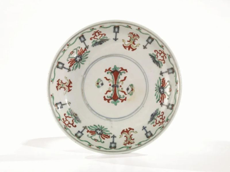 Piatto, Cina sec. XIX, in porcellana, decorato a motivi stilizzati, diam. cm 18,8  - Asta Arte Orientale - Pandolfini Casa d'Aste