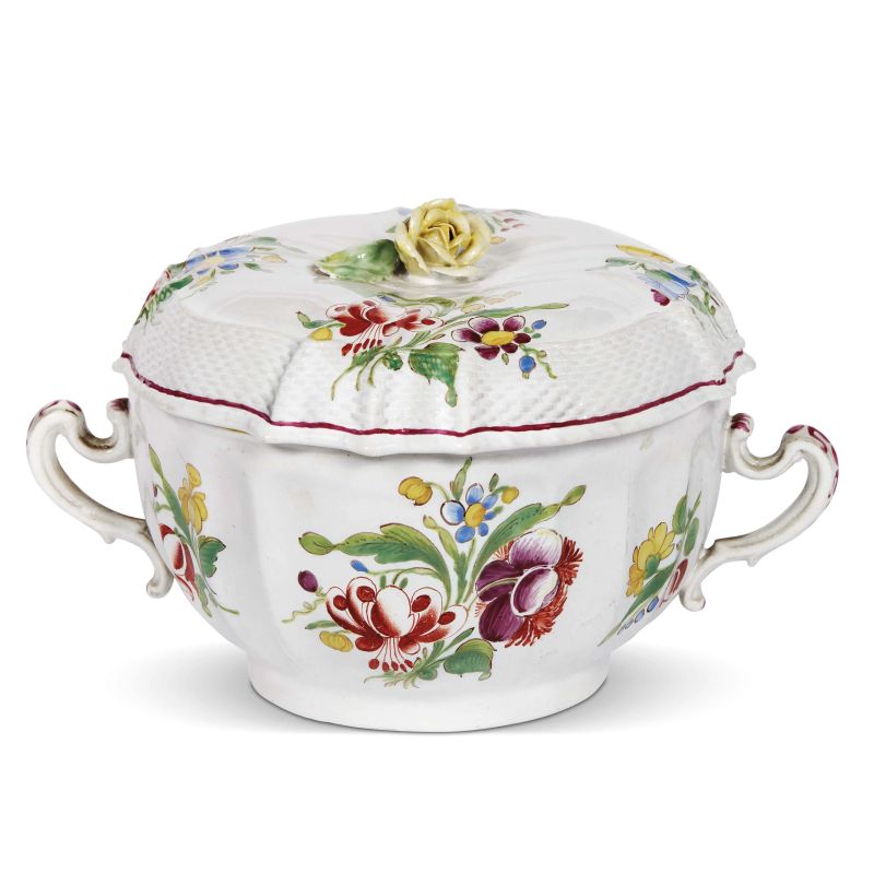 A GINORI SOUP CUP WITH LID AND PLATE, DOCCIA, CIRCA 1780-1790  - Auction ONLINE AUCTION | COLLECTABLE CUPS - Pandolfini Casa d'Aste