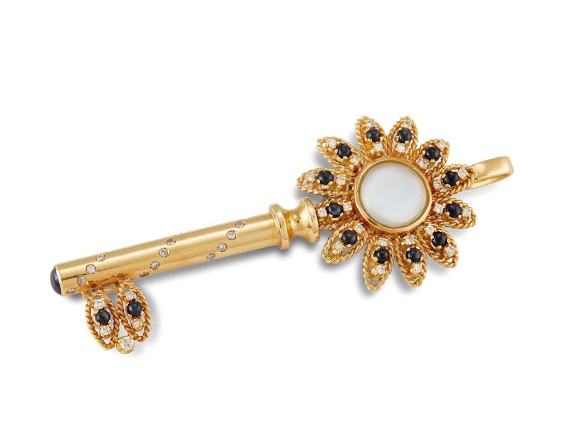 MORONI SPILLA/PENDENTE IN ORO GIALLO CON ZAFFIRI DIAMANTI E PIETRA DI LUNA  - Auction FINE JEWELS - Pandolfini Casa d'Aste