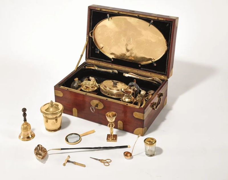 NECESSAIRE  DA VIAGGIO, PARIGI, 1809 CIRCA, ARGENTIERI IN PARTE BIENNAIS, ODIOT, GENU, DEMACHY e JACQUART  - Auction Silver and Coins - Pandolfini Casa d'Aste