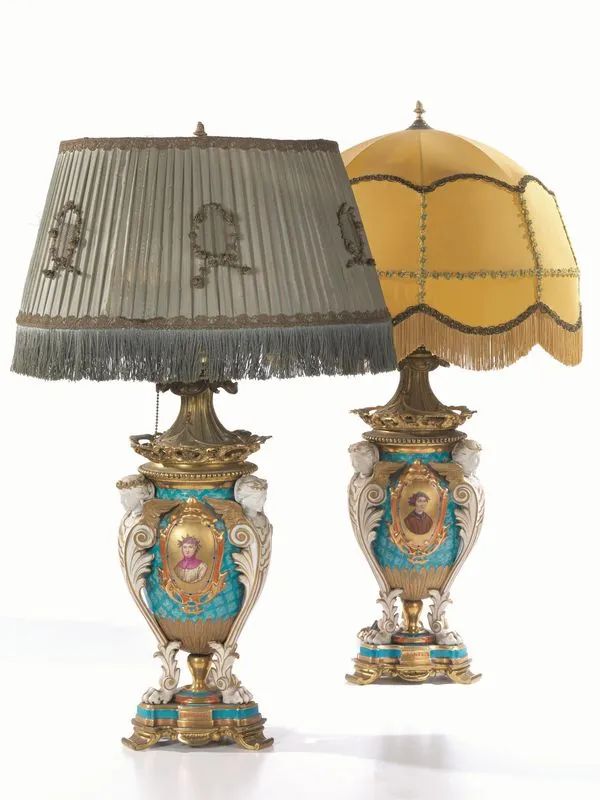Coppia di lampade, fine sec. XIX, in porcellana policroma, bronzo e&nbsp;&nbsp;&nbsp;&nbsp;&nbsp;&nbsp;&nbsp;  - Auction European Furniture and Work of Arts - Pandolfini Casa d'Aste