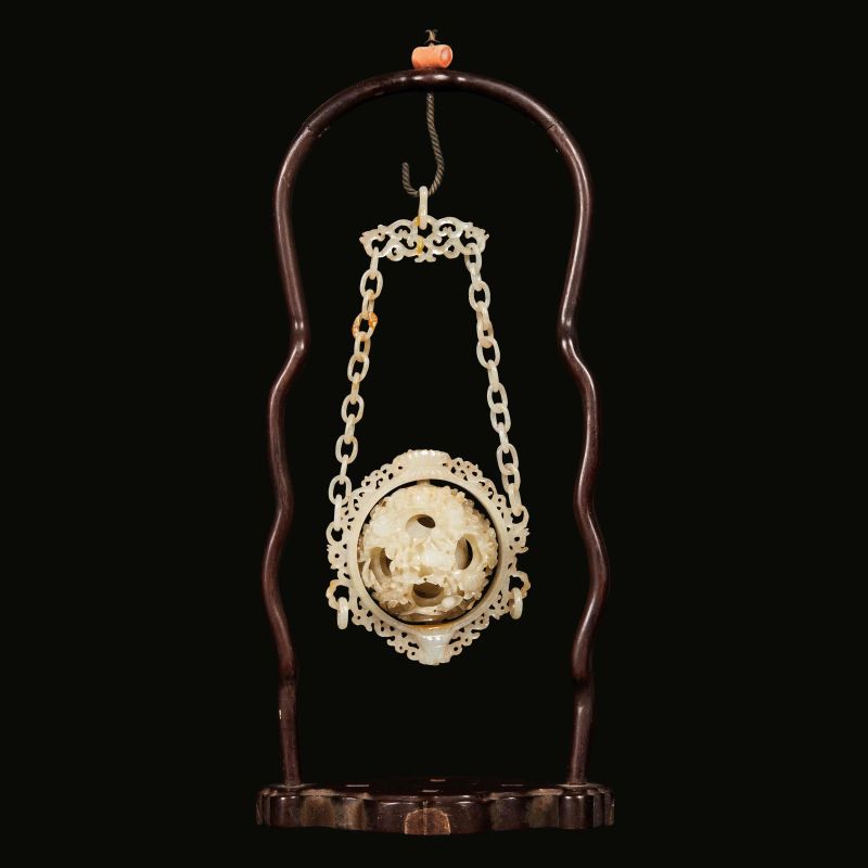



A SUSPENDED JADE ORNAMENT WITH OPENWORK BALL, CHINA, QING DYNASTY, 19TH CENTURY  - Auction Asian Art | 东方艺术 - Pandolfini Casa d'Aste