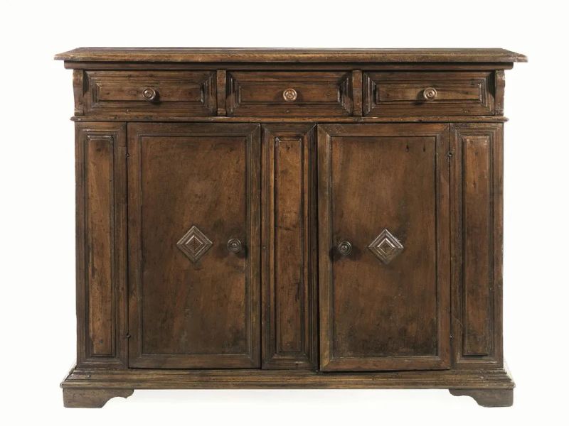 Credenza, seconda met&agrave; sec. XVII, in noce, piano rettangolare con becco di  - Asta Mobili, Arredi e Oggetti d'Arte - Pandolfini Casa d'Aste