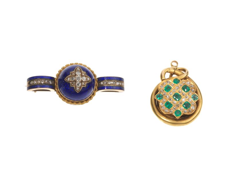 SPILLA E PENDENTE PORTA RICORDO IN ORO A BASSO TITOLO  - Auction Jewels, watches, pens and silver - Pandolfini Casa d'Aste