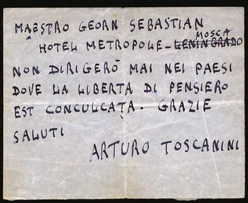 TOSCANINI, Arturo (1867-1957). Documento autografo firmato. Si tratta di un piccolo foglio volante (140 x 112 mm), scritto con stilografica blu in stampatello (presumibilmente per essere trascritto su un telegramma), con il quale il Maestro declina con veemenza l&rsquo;invito del direttore Georges S&eacute;bastian (1903-1989) a suonare in Russia. &ldquo;MAESTRO GEORN SEBATIAN / HOTEL METROPOLE &ndash; MOSCA / NON DIRIGERO&rsquo; MAI NEI PAESI / DOVE LA LIBERTA&rsquo; DI PENSIERO / EST CONCULCATA. GRAZIE / SALUTI / ARTURO TOSCANINI&rdquo;&nbsp;&nbsp;  - Auction Old and Modern Master Prints and Drawings-Books - Pandolfini Casa d'Aste