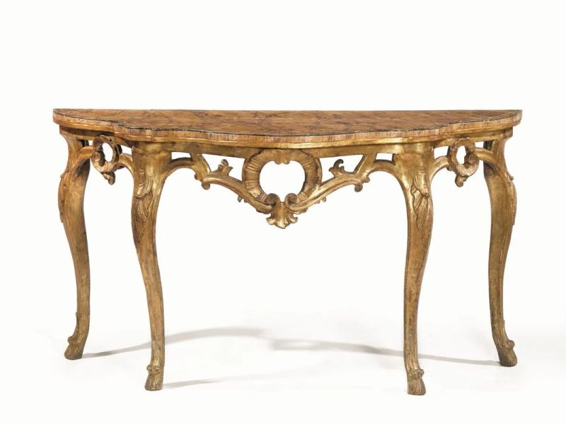 Console, Marche, seconda met&agrave; sec. XVIII, in legno intagliato e dorato, piano sagomato dipinto a finto giallo di Siena, pendaglina frontale e laterale traforata e centrata da conchiglie rocaille, alte gambe sinuose su piedi a zoccolo stilizzato, cm 148x56x82, piccoli danni  - Asta Mobili, Arredi e Oggetti d'Arte - Pandolfini Casa d'Aste