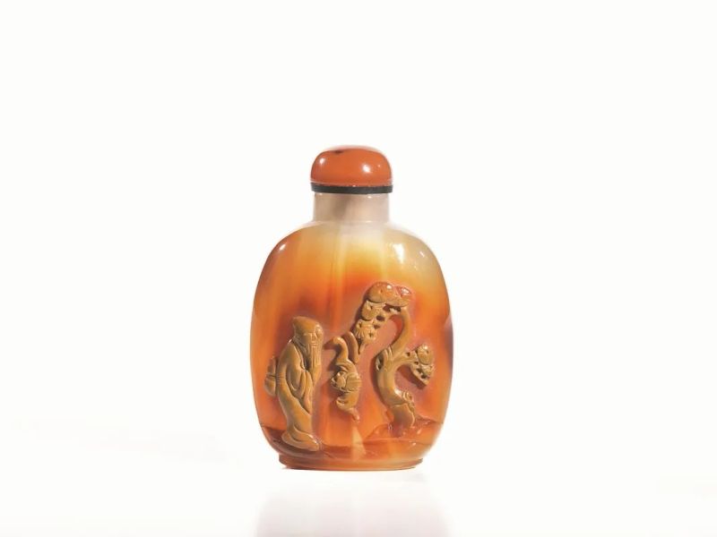 Snuff bottle, Cina fine dinastia Qing, in agata lavorata a cammeo con figura di Shulao, pipistrello e tronco fiorito, alt. cm 6,6  - Auction Asian Art - Pandolfini Casa d'Aste
