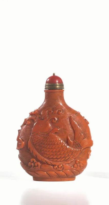 Snuff bottle, Cina fine dinastia Qing, in vetro di Pechino rosso, a imitazione di lacca e decorata a rilievo con carpa e cigno, alt. cm 7  - Asta Arte Orientale - Pandolfini Casa d'Aste