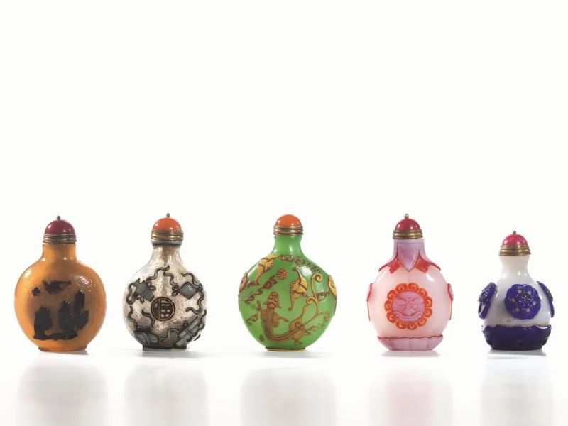 Snuff bottle, Cina fine dinastia Qing, in vetro incamiciato, decorata con figure di saggi e fenice, il fondo a finta agata, alt. cm 6,8  - Asta Arte Orientale - Pandolfini Casa d'Aste