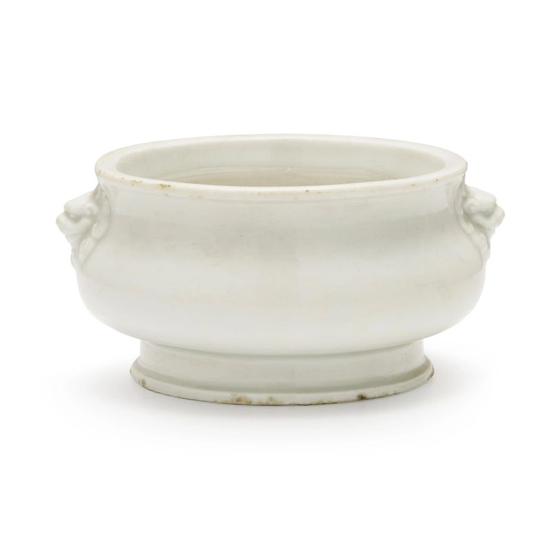 



A WHITE-GLAZED PORCELAIN CENSER WITH LION MASK HANDLES, CHINA, QING DYNASTY, 18TH CENTURY  - Auction Asian Art | 东方艺术 - Pandolfini Casa d'Aste