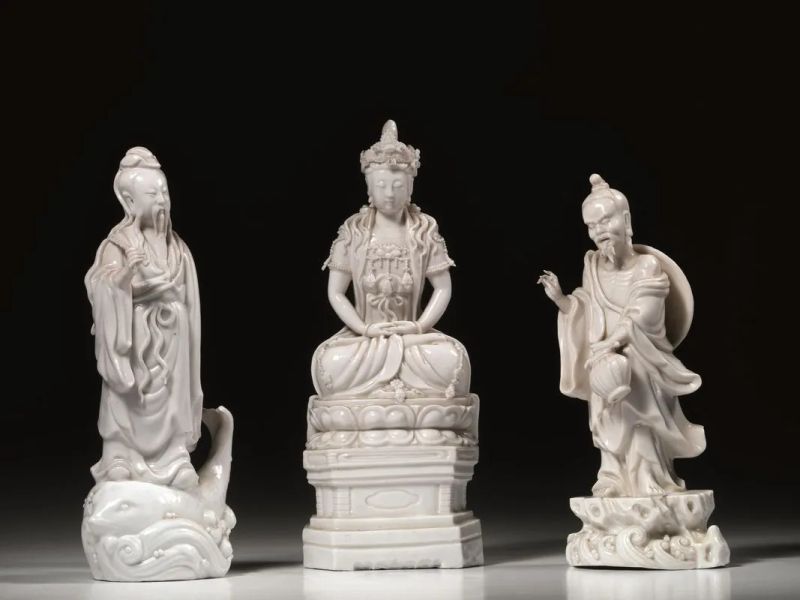  Tre figure Cina sec. XX,  in porcellana bianca, una raffigurante un Bodhisattva, una raffigurante un saggio su un delfino, e una un saggio con giara, alt. cm 36; cm 33; cm 31 (3)  - Auction Oriental Art - Pandolfini Casa d'Aste