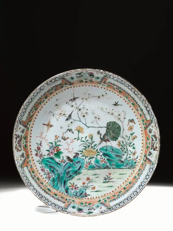 Piatto Cina dinastia Qing inizio sec. XIX, in porcellana policroma decorato con fiori, diam cm 40 ca  - Auction Asian Art - Pandolfini Casa d'Aste