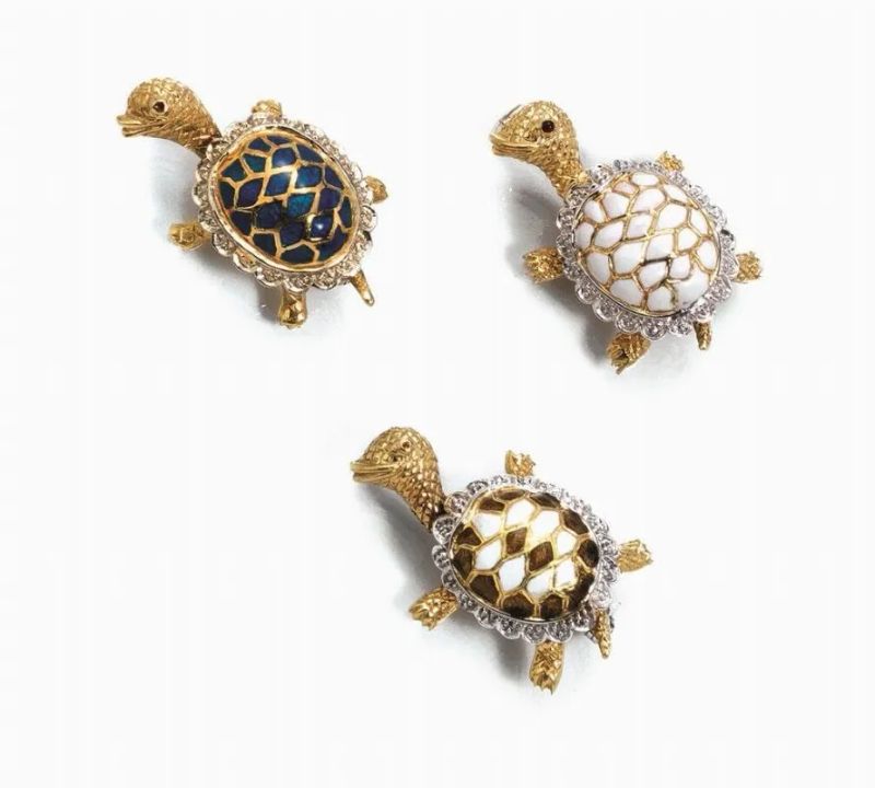TRE SPILLE IN ORO GIALLO, ORO BIANCO E SMALTI  - Auction Fine Jewels and Watches - Pandolfini Casa d'Aste