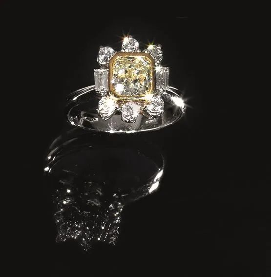 Anello in oro bianco, oro giallo e diamante fancy  - Auction Important Jewels and Watches - I - Pandolfini Casa d'Aste
